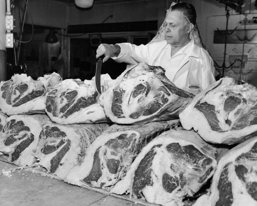 西方人,成年人,中年人,老年人,脸,头,脸颊,一个人,横图,黑白,室内,欧洲,欧洲人,仅一个男性,仅一个人,仅一个中年男性,检查,肉,牛肉,注视,饮食,肩膀,观察,看,摄影,观看,察看,关注,实验服,屠夫,屠宰场,老年男性,男人,男性,中年男性,白种人,头部,脸部,脸蛋,面部,肉店