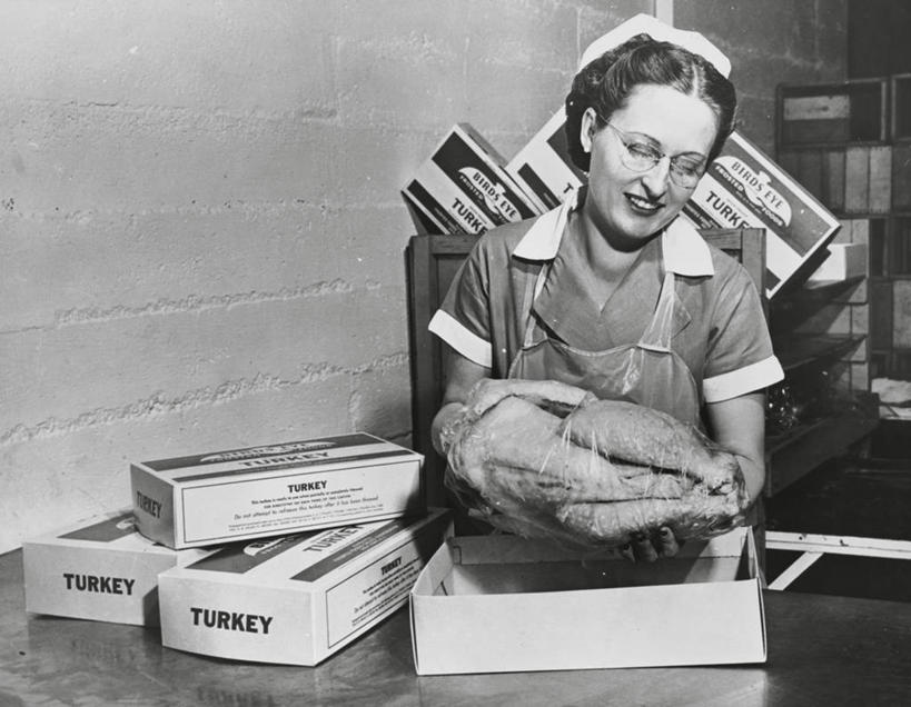 西方人,成年人,中年人,老年人,一个人,工厂,微笑,横图,室内,工作服,制服,烹饪,快乐,幸福,安全,欧洲,美国,欧洲人,仅一个女性,围裙,文字,眼镜,纸箱,肉,料理,食品,防护,北,注视,菜肴,美食,饮食,盒子,食物,饮料,工人,动物,观察,看,职业,工业,摄影,佳肴,观看,英文字母,保护,纸板,死亡,察看,北美,关注,保险,防护服,保全,周全,安稳,安定,殒命,灭亡,工作制服,信函,大写字母,平安,女人,白种人,员工,半身,彩图,工作套服,匠人,劳动者,体力工