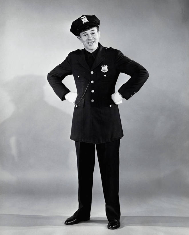 西方人,成年人,中年人,老年人,一个人,微笑,竖图,室内,快乐,幸福,鞋子,欧洲,欧洲人,仅一个男性,阴影,古典,手叉腰,手套,叉腰,鸭舌帽,服务,摄影,权威,双手叉腰,警官,警服,老年男性,男人,中年男性,白种人,彩图,法律