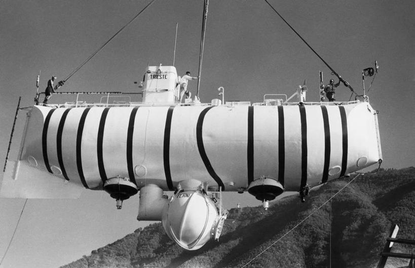 成年人,三个人,人群,科学家,横图,黑白,室外,白天,仰视,探险,技术,科技,海底,海洋,水,地板,船,吊挂,悬挂,条纹,朦胧,模糊,研究,科学,挂,天空,压力,运输,角度,摄影,合伙,潜水艇,滑车,男人,低角度拍摄