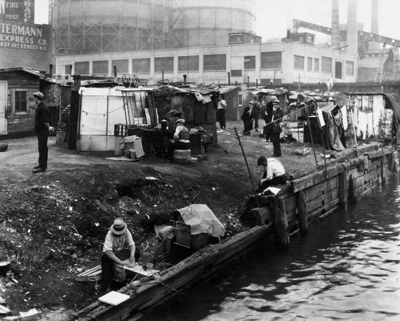 成年人,人群,横图,俯视,黑白,室外,白天,聚会,河流,水,城市,帽子,美国,弯腰,沮丧,反射,文字,城镇,聚餐,许多人,北,古典,方向,历史,一群人,角度,摄影,建造,肮脏,奋斗,英文字母,北美,贫穷,事件,美国文化,邋遢,龌龊,污秽,信函,失业,大写字母,男人,美国人,高角度拍摄,社会问题,过去,大萧条