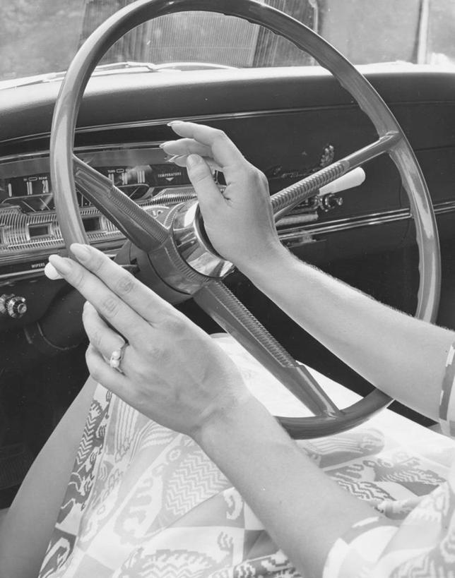 成年人,手,一个人,司机,坐,推,竖图,黑白,室内,室外,特写,白天,路,汽车,纺织品,仅一个女性,生气,朦胧,模糊,陆地,休闲装,车,车轮,方向盘,戒指,交通工具,运输,人体,摄影,载具,驾车,车座,驾驶座,紧迫,女人