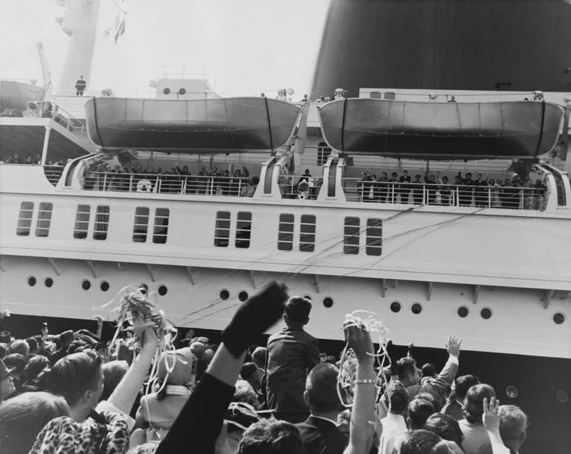 手,人群,举,横图,黑白,室外,白天,仰视,度假,旅途,水,船,许多人,挥手,邮轮,托,一群人,运输,人体,角度,摄影,巨大,庞大,宏大,硕大,伟大,救生艇,开端,举起,举手,举着,向上举,向上伸,向上托,低角度拍摄,旅行,海港