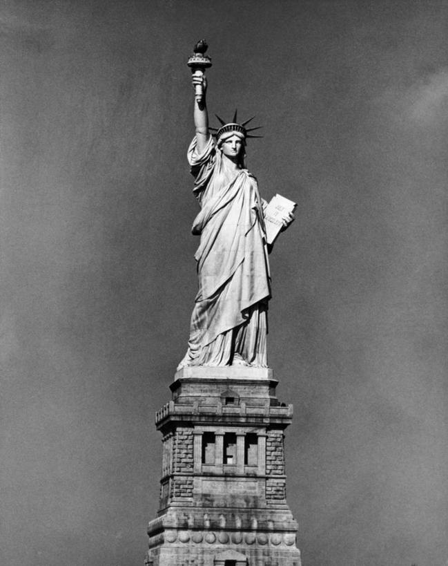 无人,竖图,黑白,室外,白天,仰视,自由,建筑,雕塑,自由女神像,纽约,美国,雕像,古典,火把,火炬,历史,自由岛,天空,摄影,北美,底座,美国文化,爱国主义,纽约州,低角度拍摄,过去