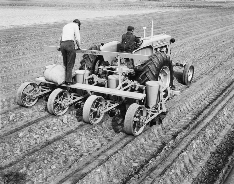 成年人,两个人,农民,坐,横图,黑白,室外,白天,农业,机器,美景,汽车,准备,朦胧,模糊,景观,田地,车,背面,自然,交通工具,机械,景色,摄影,自然风光,载具,拖拉机,农具,耕具,耕地,农业机械