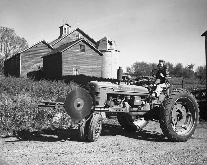 一个人,坐,横图,黑白,室外,白天,农业,机器,美景,植物,汽车,朦胧,模糊,景观,田地,车,树,天空,自然,交通工具,机械,景色,摄影,自然风光,载具,拖拉机,农具,耕具,农业机械