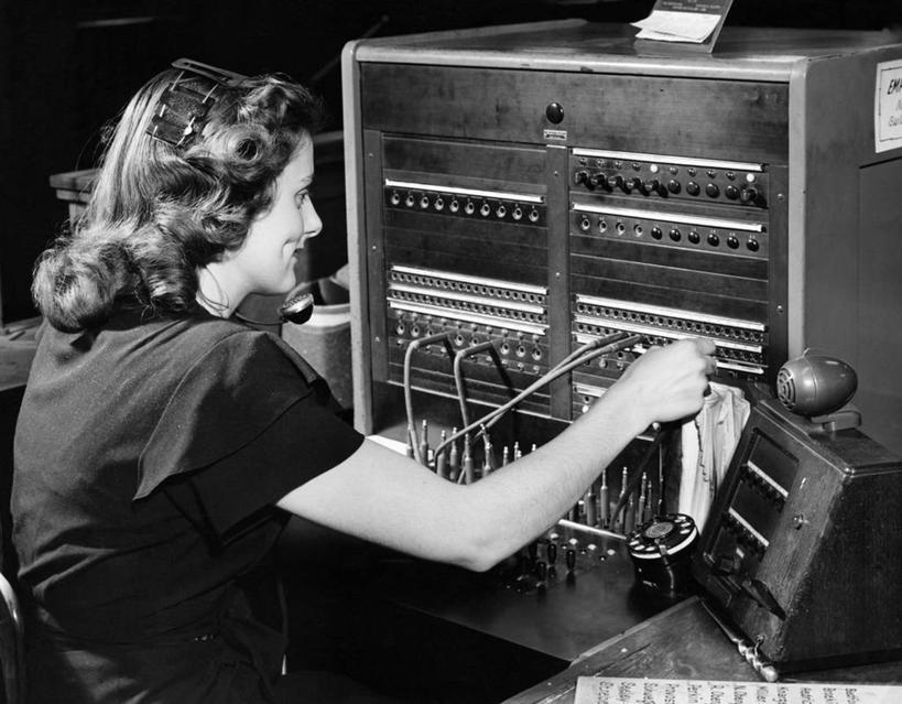 西方人,成年人,头发,一个人,坐,打电话,横图,黑白,室内,通讯,技术,欧洲,欧洲人,仅一个年轻女性,仅一个女性,仅一个人,古典,联系,听,休闲装,设备,物品,耳麦,职业,摄影,控制,年轻女性,女人,女性,白种人,年轻人,长发,电话机,电话总机,过去