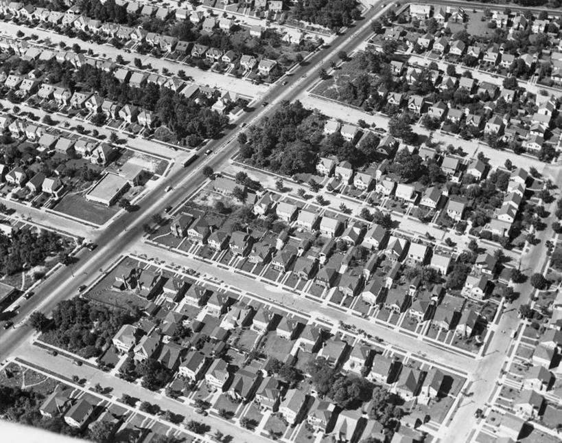 无人,横图,俯视,航拍,黑白,室外,白天,度假,美景,城市风光,城市,建筑,街道,路,一排,整齐,房屋,屋顶,景观,方向,娱乐,树,排列,社区,享受,休闲,景色,放松,摄影,住房,鸟瞰,队列,树梢,发展,高角度拍摄,居住区,房屋建设