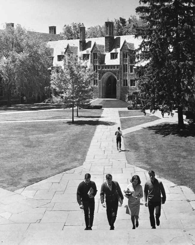 西方人,成年人,人群,学生,学校,教学楼,竖图,黑白,室外,白天,草坪,建筑,欧洲,美国,欧洲人,五个人,一排,阴影,整齐,并排,拱门,人行道,常春藤,北,教育,休闲装,现代,校园,台阶,草,树,排列,背面,天空,容器,教室,摄影,上升,北美,知识,队列,新泽西,普林斯顿,泽西岛,男人,年轻男性,年轻女性,女人,白种人,年轻人,大学生,书,步行,大学,教学大楼