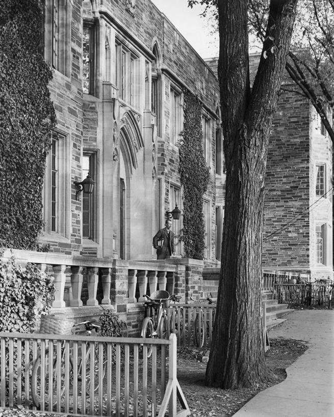 成年人,一个人,学校,教学楼,栏杆,竖图,黑白,室外,白天,建筑,自行车,美国,仅一个男性,常春藤,北,教育,现代,校园,台阶,树,树干,绿色,教室,运输,摄影,北美,等,新泽西,普林斯顿,泽西岛,男人,旅行,大学,教学大楼