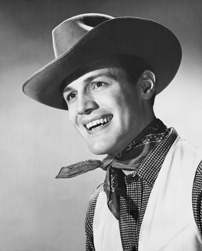 西方人,成年人,脸,头,脸颊,肩,关节,一个人,牛仔,微笑,竖图,黑白,室内,特写,时尚,幸福,信心,生活用品,帽子,欧洲,欧洲人,仅一个男性,仅一个人,环保,手帕,古典,休闲装,领巾,手绢,肩膀,仅一个年轻男性,日用品,牛仔帽,人体,摄影,汗衫,生活方式,美国文化,美观,男人,男性,年轻男性,白种人,美国人,年轻人,头部,脸部,脸蛋,面部,态度