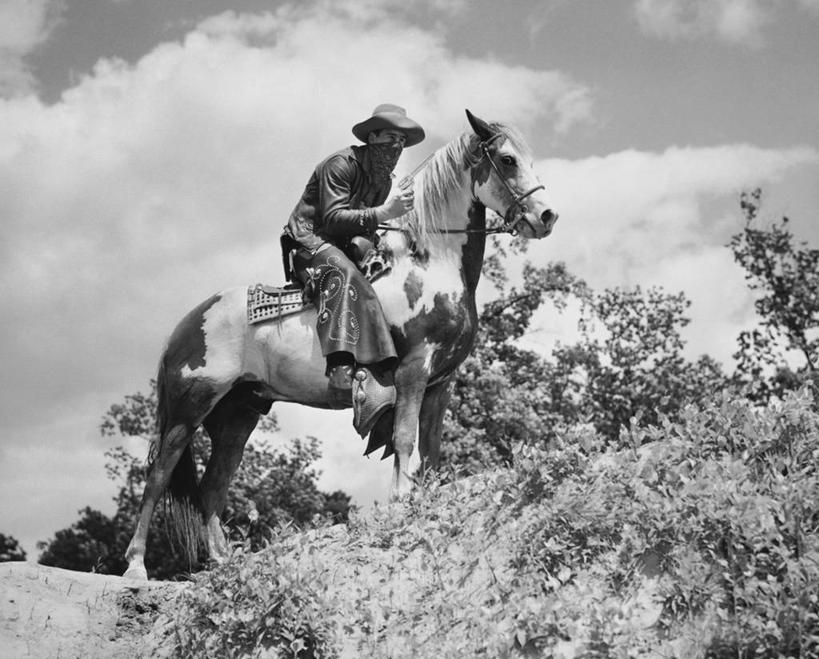 西方人,成年人,一个人,牛仔,坐,横图,黑白,室外,白天,仰视,信心,马,野生动物,帽子,欧洲,美国,欧洲人,仅一个男性,仅一个人,覆盖,骑马,云,古典,休闲装,领巾,树,仅一个年轻男性,骑,天空,动物,牛仔帽,遮,遮掩,人体,角度,摄影,手枪,北美,掩盖,北美洲,遮挡,罪犯,主题,美洲,美国文化,遮盖,皮套裤,北亚美利加洲,亚美利加洲,掩饰,男人,男性,年轻男性,白种人,美国人,年轻人,低角度拍摄,美利坚合众国