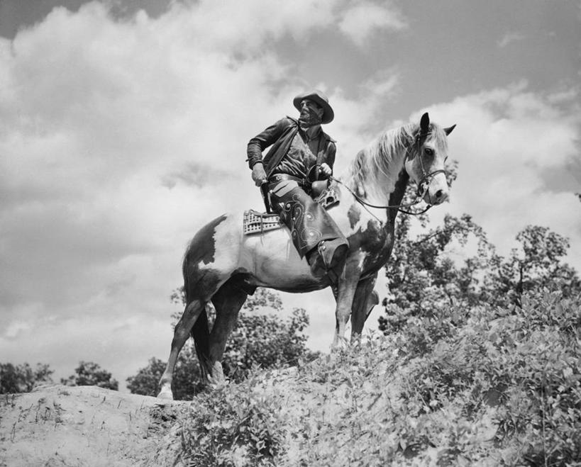 西方人,成年人,一个人,牛仔,坐,横图,黑白,室外,白天,侧面,仰视,信心,生活用品,马,野生动物,帽子,欧洲,美国,欧洲人,仅一个男性,仅一个人,覆盖,骑马,环保,云,手帕,古典,注视,休闲装,领巾,手绢,树,仅一个年轻男性,骑,天空,动物,日用品,观察,看,牛仔帽,斜视,遮,遮掩,人体,角度,摄影,观看,察看,北美,掩盖,北美洲,遮挡,罪犯,鄙视,关注,主题,美洲,美国文化,遮盖,皮套裤,藐视,讽刺,蔑视,嘲笑,北亚美利加洲,亚美利加洲,美观,掩饰,男人,男性,年轻男性,白种人,美国人,年轻人,低角度拍摄,美利坚合众国