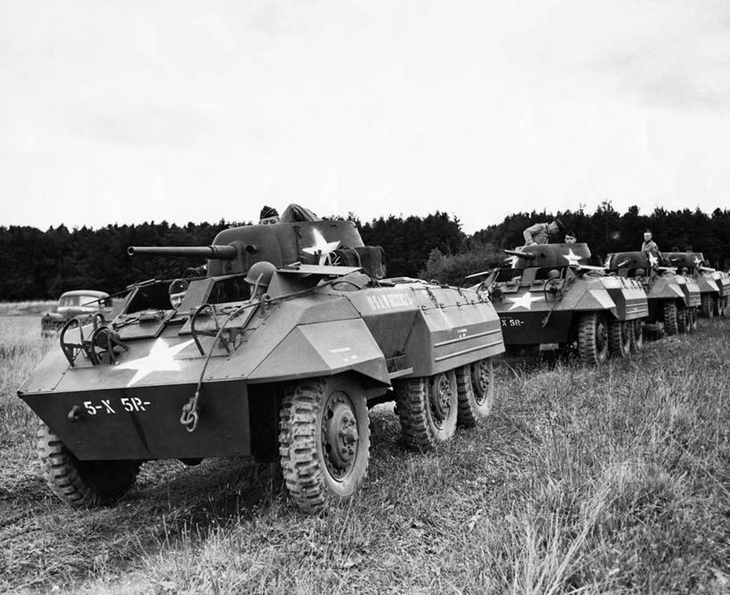 横图,黑白,室外,白天,路,汽车,士兵,朦胧,模糊,军事,标志,数字,文字,字符,田地,古典,痕迹,标识,草,树,天空,轮胎,武器,力量,战争,运输,摄影,阿拉伯数字,灌木,保护,协调,暴力,政府,装甲车,坦克,灰猎犬,勇气,英雄,轮胎印,美国军事