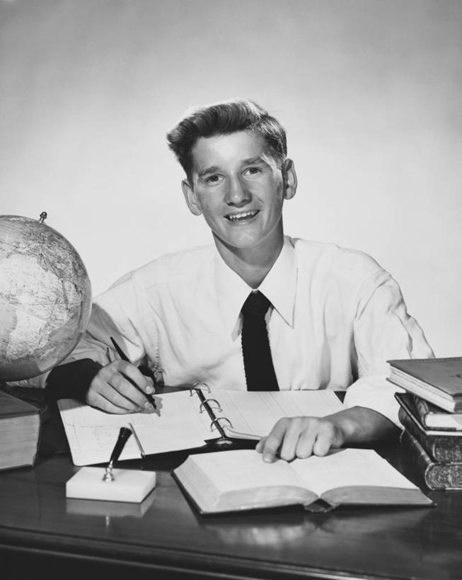 西方人,儿童,少年,脸,头,脸颊,一个人,坐,微笑,竖图,黑白,室内,衬衫,幸福,纯洁,仪器,海洋,地图,欧洲,欧洲人,仅一个男性,仅一个人,写,学习,堆叠,网格,地球仪,线条,世界地图,地球,陆地,领带,教育,全球,书桌,肩膀,水笔,球,仅一个年轻男性,小孩,笔记本,经纬线,模型,球体,可爱,童年,童趣,摄影,地理,国家,大陆,世界,专心,知识,青春期,肖像,纬线,版图,经线,童真,烂漫,无邪,经纬仪,地理学,活页夹,天真,男人,男性,年轻男性,白种人,孩子,头部,脸部,脸蛋,面部,高中生,书,高中,大洋,大洲,精装书