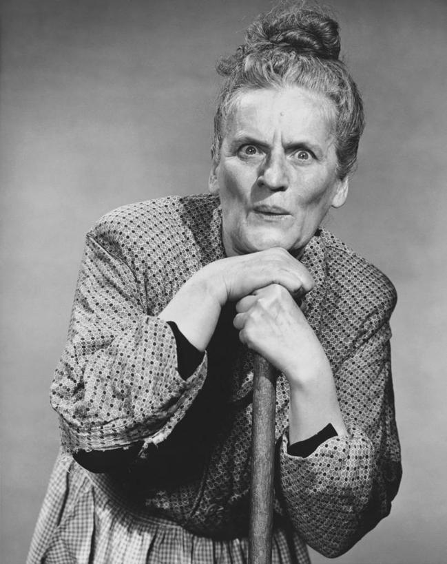 西方人,成年人,老年人,一个人,竖图,黑白,室内,欧洲,欧洲人,仅一个女性,撑,托腮,靠,靠着,托,撅嘴,摄影,支撑,手杖,退休,发髻,托下巴,肖像,老年女性,女人,女性,白种人,半身