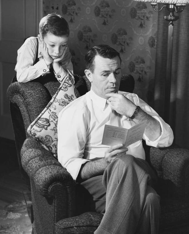 西方人,儿童,成年人,中年人,老年人,脸,头,脸颊,下巴,手,肩,关节,两个人,家庭,父母,父亲,儿子,坐,微笑,竖图,黑白,室内,衬衫,失败,纯洁,纸牌,欧洲,欧洲人,撑,教育,二郎腿,托腮,注视,休闲装,肩膀,小孩,枕头,观察,看,靠,靠着,托,思考,温暖,温馨,一家人,可爱,童年,童趣,人体,摄影,报告,观看,失望,悲伤,年龄,和睦,察看,知识,扶手椅,伤心,难过,关注,托下巴,问题,童真,处罚,烂漫,无邪,成绩单,悲哀,软垫,哀痛,悲戚,悲痛,担心,天真,老年男性,男孩,男人,白种人,孩子,头部,脸部,脸蛋,面部,小学,困窘,融洽