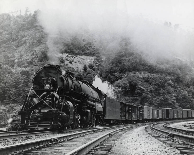 无人,横图,室外,白天,路,铁路,火车,美国,蒸汽,轨道,公共交通,交通,铁轨,北,树,发动机,烟,运输,摄影,迅速,污染,北美,北美洲,货运,机车,美洲,北卡罗来纳州,北亚美利加洲,亚美利加洲,北卡罗来纳,焦油脚根之州,黑油鞋根之州,老北州,空气污染,蒸汽机车,彩图,美利坚合众国,货运火车