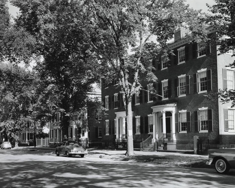 无人,栏杆,横图,黑白,室外,白天,城市,建筑,汽车,美国,阴影,柱子,台阶,车,树,树干,交通工具,运输,摄影,北美,载具,马萨诸塞,塞勒姆,居住区