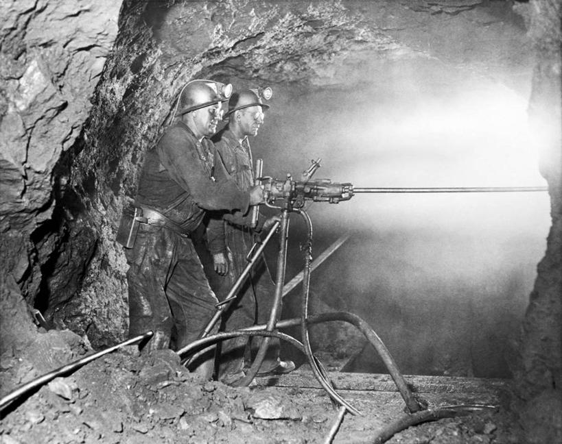 成年人,中年人,老年人,两个人,横图,黑白,室内,工作服,制服,安全,团队,采矿业,道路,路,头盔,小路,防护,交通,工人,巷子,职业,工业,摄影,洞穴,矿坑,电钻,保护,挖掘,照明设备,保险,煤,防护服,电动工具,矿工,保全,周全,安稳,安定,工作制服,技能,平安,危险,老年男性,男人,中年男性,员工,工作套服,头灯,矿山工人,匠人,劳动者,体力工,矿山巷道