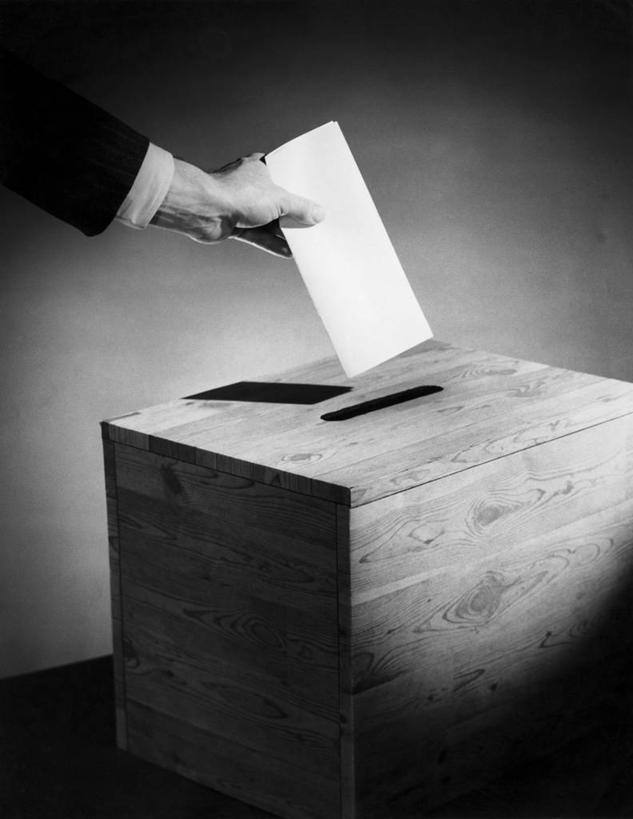 成年人,手,一个人,竖图,黑白,室内,特写,仅一个男性,阴影,纸,水滴,盒子,两个,决定,人体,摄影,部分,选择,私密,政治,爱国主义,投票箱,男人,投票,社会问题