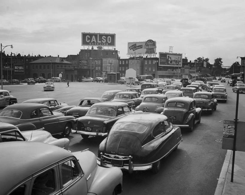 两个人,横图,黑白,室外,白天,城市,道路,建筑,路,路灯,指示牌,公路,汽车,美国,朦胧,模糊,标志,文字,交通,首都,标识,布告栏,车,天空,交通工具,运输,愤怒,摄影,英文字母,北美,麻烦,载具,波士顿,马萨诸塞,马路,交通堵塞