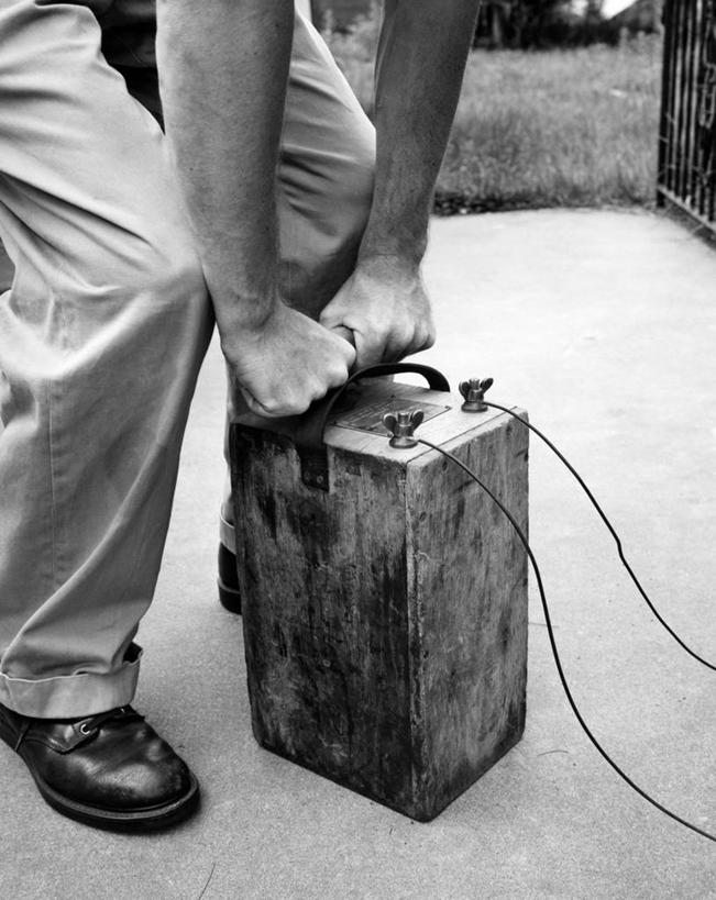 成年人,手,一个人,建筑工人,推,竖图,黑白,室外,白天,爆炸,风险,采矿业,建筑业,技术,建筑,仅一个男性,设备,物品,施工,建筑工地,交通工具,职业,机械,工业,人体,摄影,工程,金属丝,噪声,载具,毁坏,横截面,手把,工作车,施工车,危险,男人