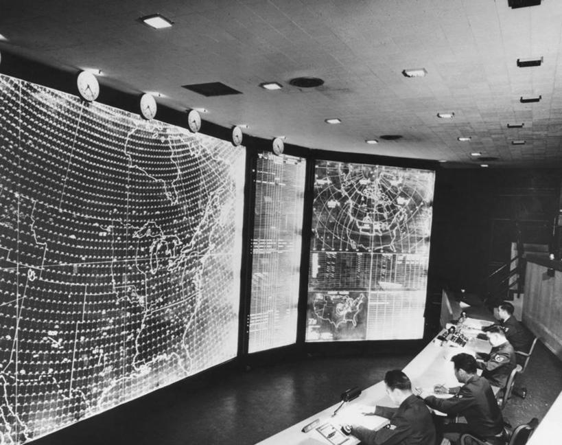 成年人,四个人,人群,坐,横图,俯视,黑白,室内,地板,美国,朦胧,模糊,军事,地球仪,屏幕,注视,书桌,观察,看,摄影,观看,控制,察看,北美,关注,控制室,科罗拉多州,科罗拉多斯普林斯,男人,半身,高角度拍摄,美国军事