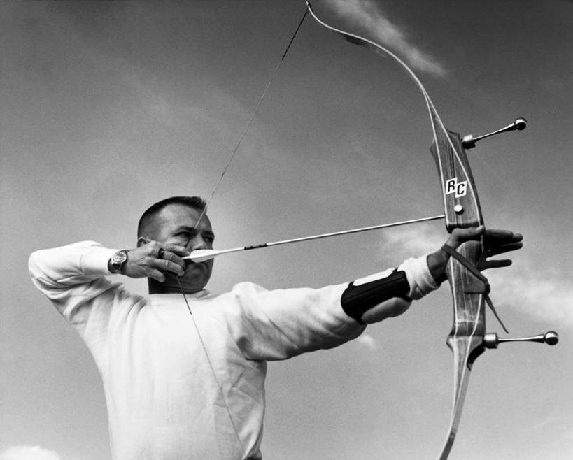 西方人,成年人,中年人,老年人,一个人,横图,黑白,室外,白天,锻炼,运动,纺织品,欧洲,欧洲人,仅一个男性,弓,弓箭,云,休闲装,方向,天空,箭,靶子,摄影,腕表,准确,决心,瞄准,箭术,技能,体育,老年男性,男人,中年男性,白种人,半身,健身
