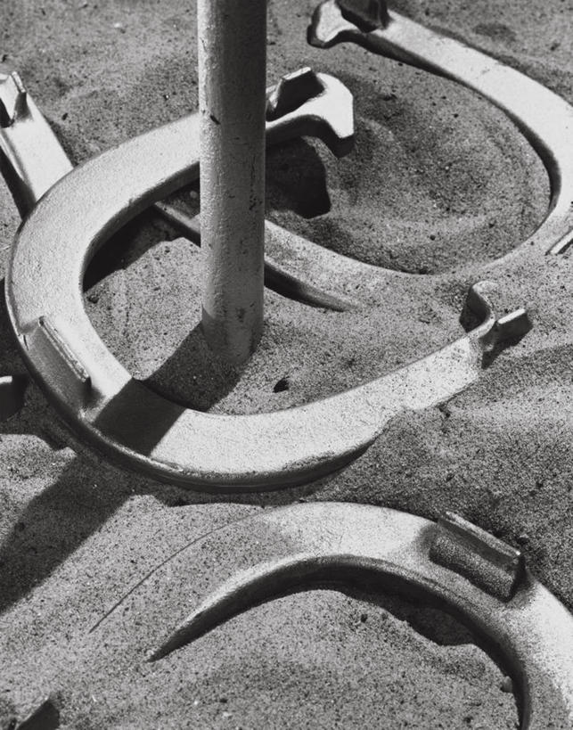 无人,竖图,俯视,室外,白天,运气,成功,运动,静物,金属制品,阴影,缠绕,金属,沙子,杆,摄影,体育器械,马蹄铁,彩图,高角度拍摄