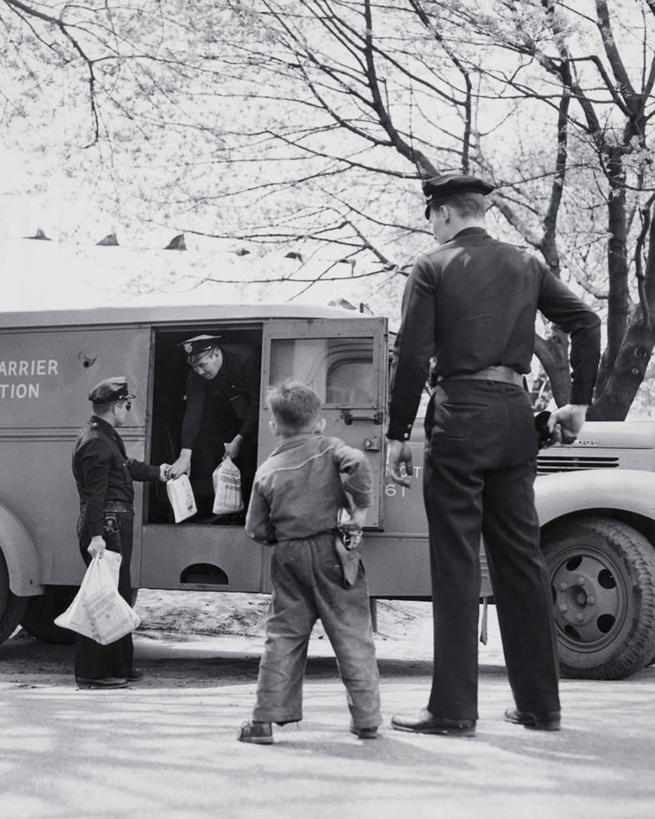 西方人,儿童,成年人,中年人,老年人,四个人,人群,警察,警卫,竖图,室外,白天,制服,纯洁,安全,汽车,鞋子,欧洲,欧洲人,弯腰,包,枪支,文字,陆地,古典,车,树,小孩,背面,天空,交通工具,表,武器,鸭舌帽,可爱,童年,童趣,模仿,运输,摄影,手枪,英文字母,保护,年龄,权威,钱袋,载具,装甲车,童真,烂漫,无邪,军用车,信函,大写字母,天真,老年男性,男孩,男人,中年男性,白种人,孩子,保安,警卫员,看守,卫兵,彩图,法律