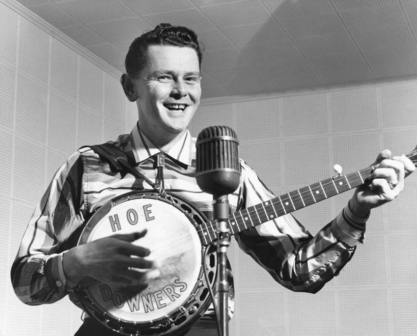 西方人,成年人,一个人,横图,黑白,室内,幸福,欧洲,欧洲人,仅一个男性,仅一个人,表演,乐器,弦乐器,音乐,休闲装,表演者,仅一个年轻男性,摄影,活动,唱,麦克风,肖像,音乐人,班卓琴,技能,男人,男性,年轻男性,白种人,年轻人,休闲活动,歌手,半身