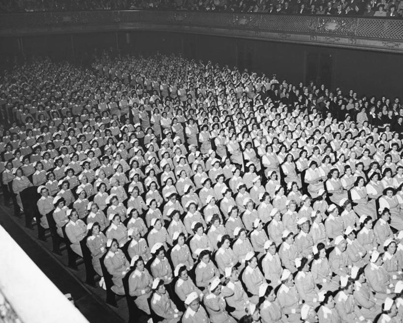 成年人,人群,护士,坐,横图,俯视,黑白,室内,制服,通讯,帽子,一排,整齐,并排,工作,十字架,许多人,排列,红色,灰色,一群人,角度,摄影,巨大,庞大,协助,白衣天使,队列,合伙,志愿者,宏大,硕大,伟大,会堂,女人,半身,高角度拍摄,国际红十字