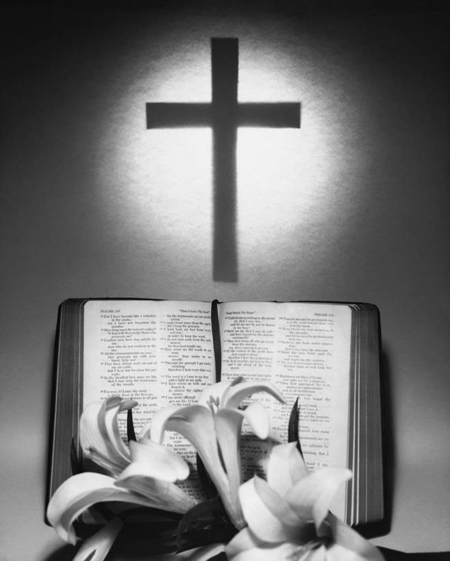 无人,竖图,黑白,室内,特写,静物,复活节,阴影,庆祝,十字架,圣经,花,打开,摄影,宗教,聚光灯,基督教,开启,经书,灵性,书