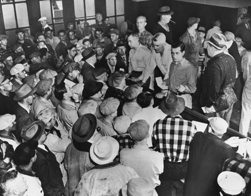 成年人,脸,头,脸颊,人群,横图,俯视,黑白,室内,商务,渔业,帽子,美国,朦胧,模糊,许多人,顾客,肩膀,一群人,鸭舌帽,零售,拍卖,工业,摄影,北美,购买,贩卖,波士顿,马萨诸塞,头部,脸部,脸蛋,面部,半身,高角度拍摄,鱼市,商业活动