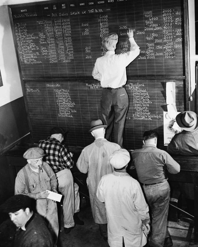 成年人,人群,竖图,黑白,室内,商务,渔业,帽子,美国,写,文字,纸,背面,黑板,零售,拍卖,工业,摄影,北美,波士顿,马萨诸塞