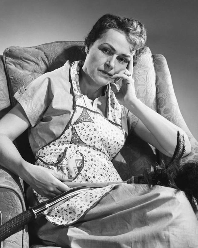 西方人,成年人,老年人,头,手,一个人,家庭,坐,竖图,黑白,室内,家务,寂寞,欧洲,欧洲人,仅一个女性,沮丧,管子,围裙,托腮,休闲装,休息,疲倦,思考,温暖,温馨,一家人,短袖,人体,摄影,生活方式,矮,和睦,疲劳,袖子,扶手椅,疲惫,掸子,困乏,疲乏,悲哀,软垫,真空管,委顿,疲困,疲顿,疲钝,倦怠,怠倦,担心,老年女性,女人,女性,白种人,头部,触摸,真空吸尘器,融洽,例行公事