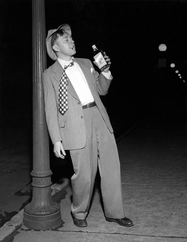 西方人,成年人,中年人,老年人,一个人,竖图,黑白,室外,夜晚,衬衫,路灯,帽子,欧洲,欧洲人,仅一个男性,喝,套装,正装,食品,领带,酒类,饮食,酒,饮料,瓶子,靠,靠着,酗酒,摄影,生活方式,老年男性,男人,中年男性,白种人,社会问题