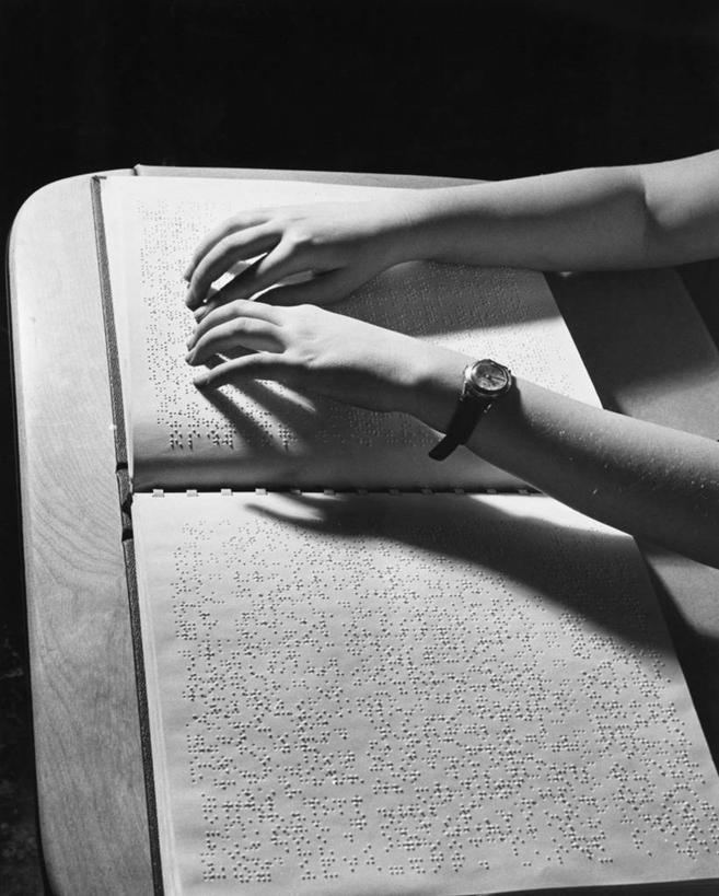 儿童,手,一个人,竖图,俯视,黑白,室内,通讯,纯洁,仅一个女性,仅一个人,起伏,标志,文字,字符,教育,标识,书桌,小孩,仅一个小孩,手指,可爱,童年,童趣,读书,人体,摄影,部分,腕表,凹凸,视力,知识,盲人,童真,烂漫,无邪,盲文,点字,凸字,天真,女孩,女人,女性,孩子,书,触摸,高角度拍摄,女生,布莱叶点字法,感知