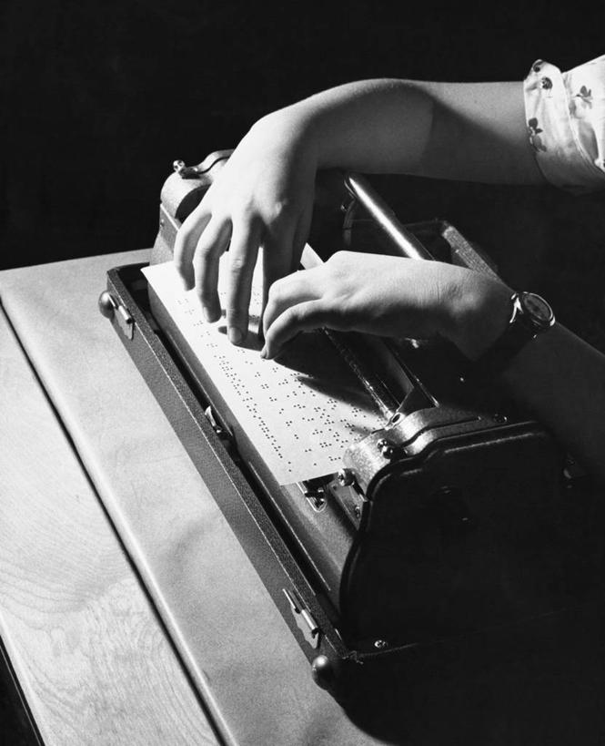 儿童,手,一个人,竖图,俯视,黑白,室内,通讯,纯洁,仅一个女性,仅一个人,起伏,标志,文字,纸,字符,教育,标识,书桌,小孩,仅一个小孩,手指,可爱,童年,童趣,读书,人体,摄影,部分,腕表,凹凸,视力,知识,打字机,盲人,童真,烂漫,无邪,盲文,点字,凸字,天真,女孩,女人,女性,孩子,触摸,高角度拍摄,女生,布莱叶点字法,感知