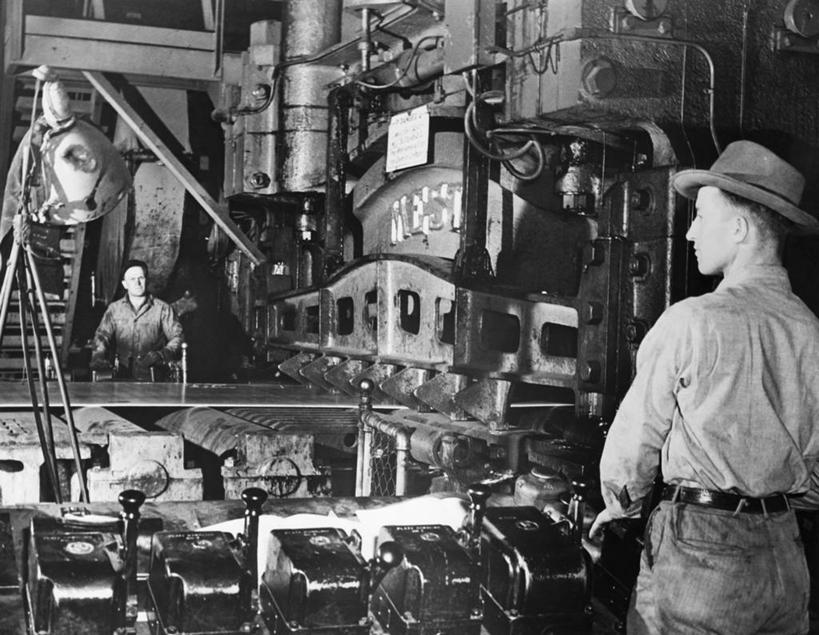 西方人,成年人,中年人,老年人,臀部,一个人,两个人,建筑工人,工厂,横图,黑白,室内,衬衫,帽子,欧洲,欧洲人,仅一个男性,仅一个人,仅一个中年男性,裤子,工作,钢铁,金属,热,休闲装,设备,物品,工人,背面,职业,工业,摄影,努力,熔化,磨坊,控制杆,危险,老年男性,男人,男性,中年男性,白种人,员工,半身,匠人,劳动者,体力工,塑造,钢厂,工业机械