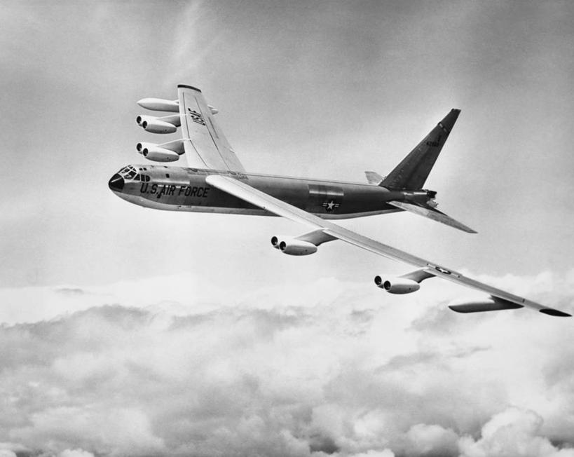 无人,横图,俯视,黑白,室外,白天,风,飞机,军事,云,高处,飞,运输,角度,摄影,空军,飞行器,军用机,B-52同温层堡垒轰炸机,高角度拍摄,美国空军