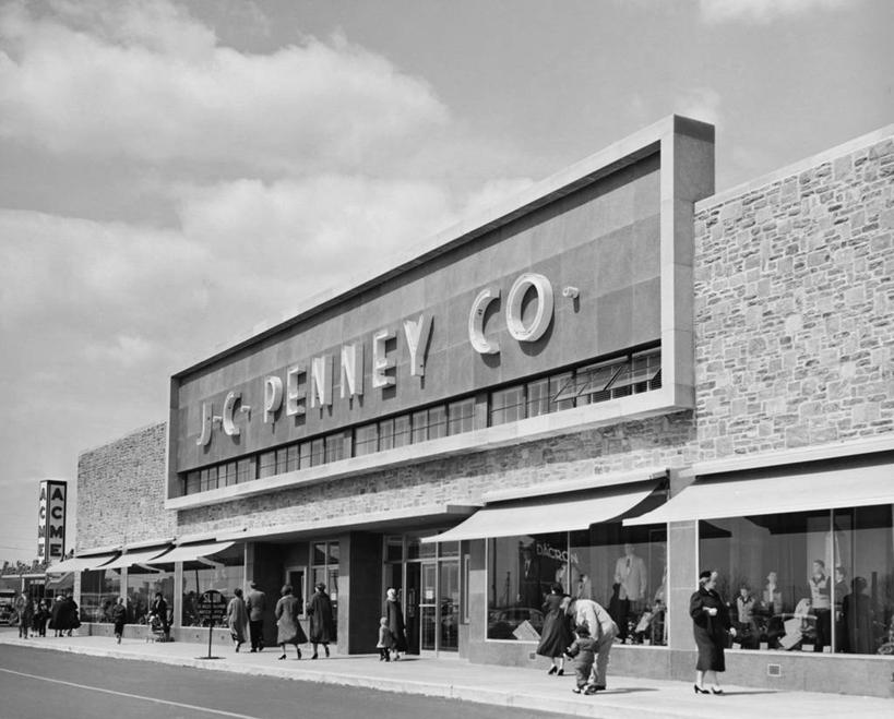 横图,黑白,室外,白天,购物,消费,窗户,落地窗,城市,橱窗,建筑,路,指示牌,朦胧,模糊,标志,牌子,文字,人行道,许多人,标识,招牌,玻璃窗,天空,一群人,办公大楼,零售,摄影,英文字母,百货公司,玻璃橱窗,遮阳篷,大写字母,步行,店标