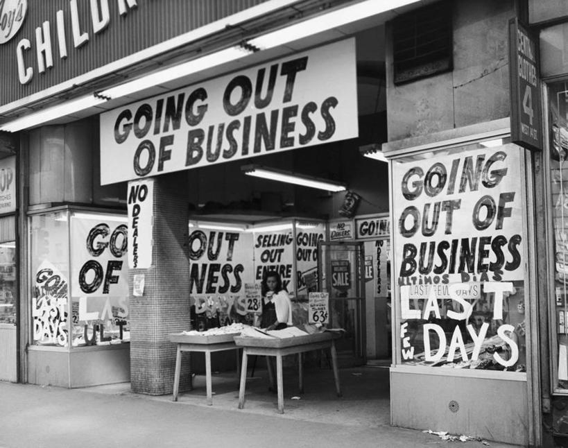 一个人,商店,坐,横图,黑白,室外,白天,商务,失败,桌子,建筑,吊挂,悬挂,朦胧,模糊,挂,海报,广告,办公大楼,零售,摄影,交通标志,结束,大写字母