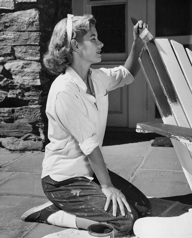 西方人,成年人,手,头发,一个人,坐,微笑,竖图,黑白,室外,白天,衬衫,幸福,门,装修,鞋子,椅子,欧洲,欧洲人,仅一个年轻女性,仅一个女性,仅一个人,阴影,束发带,房屋,木椅,躺椅,休闲装,衣领,画笔,叉腰,打开,卷起,人体,摄影,活动,袖子,住房,开启,油漆罐,作画,技能,年轻女性,女人,女性,白种人,年轻人,休闲活动,跪着,开领,改进