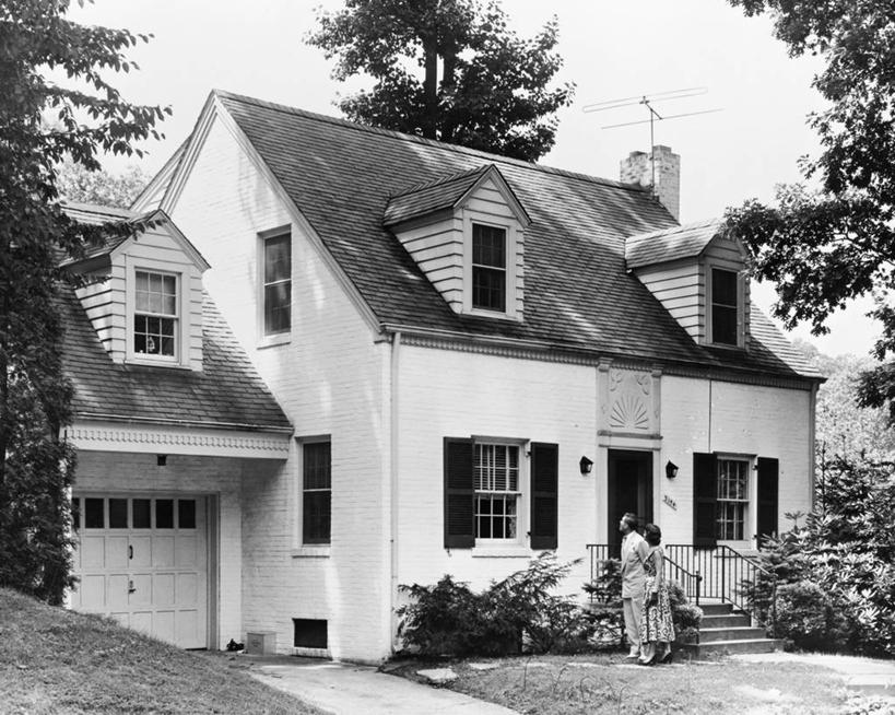 成年人,两个人,横图,黑白,室外,白天,植物,建筑,朦胧,模糊,房屋,台阶,树,天空,摄影,住房,异性恋,男人,女人,伴侣