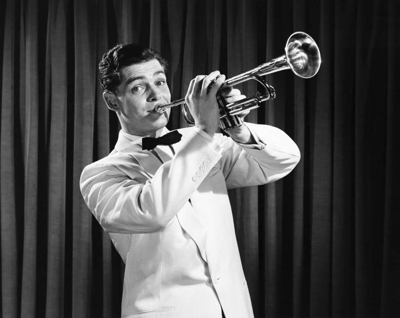 西方人,成年人,中年人,老年人,一个人,横图,黑白,室内,风,窗帘,欧洲,欧洲人,仅一个男性,表演,套装,服装,正装,领结,管乐器,乐器,小号,音乐,表演者,摄影,严肃,神圣,肖像,音乐人,燕尾服,技能,认真,老年男性,男人,中年男性,白种人,半身,礼服