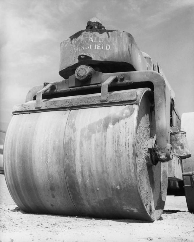 无人,竖图,黑白,室外,白天,仰视,建筑业,路,阴影,天空,力量,工业,摄影,发展,万里无云,压路车,低角度拍摄,道路工程,工业机械