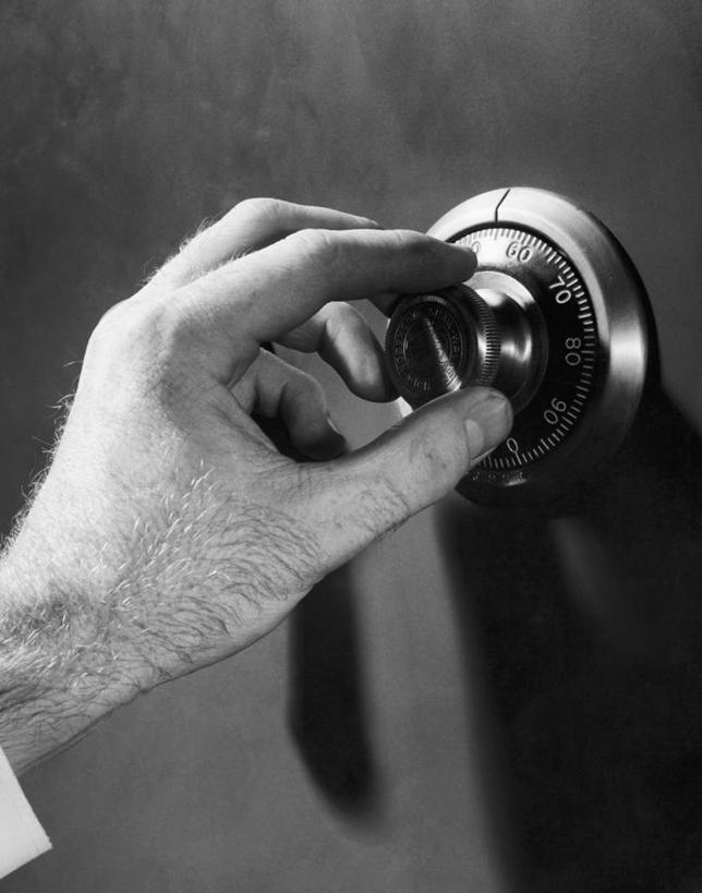 手,一个人,竖图,黑白,室内,特写,安全,停靠,数字,拱门,警告,保险箱,警示,转,金融,人体,摄影,保护,禁止,部分,提醒,提示,停泊,限制,旋钮,仪表盘,危险,号码锁