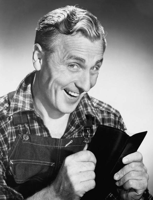 西方人,成年人,中年人,老年人,脸,头,脸颊,眉毛,肩,关节,皱纹,一个人,微笑,竖图,黑白,室内,特写,工作服,衬衫,幸福,欧洲,欧洲人,仅一个男性,裤子,休闲装,衣领,肩膀,一个,打开,背带裤,储蓄,金融,人体,摄影,生长,单个,存折,开启,肖像,饭单裤,工装裤,老年男性,男人,中年男性,白种人,头部,脸部,脸蛋,面部,书,开领